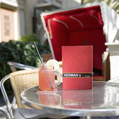 Die schöne HERMANs CafeBar Terrasse im Univiertel Braunschweigs